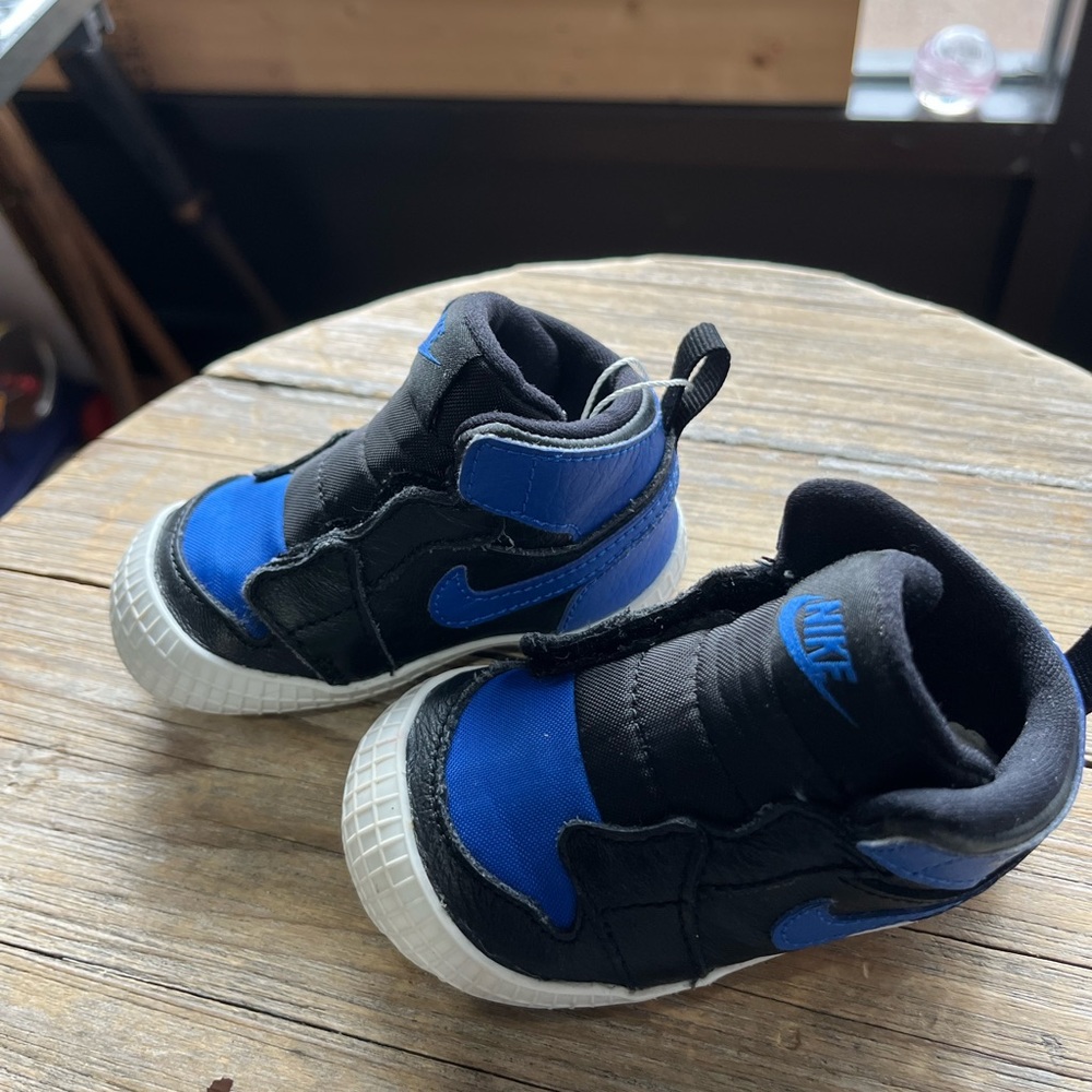 NIKE INFANT AIR JORDAN RETRO 1 CRIB BOOTIES Blk/Varsity Royal/Wht, Sz 4C